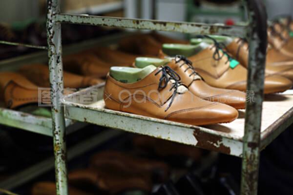 鞋匠车间的货架上有一双优雅的男士鞋
