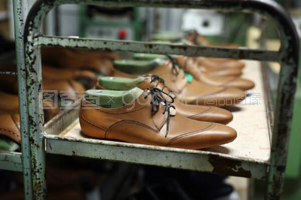 鞋匠车间的货架上有一双优雅的男士鞋